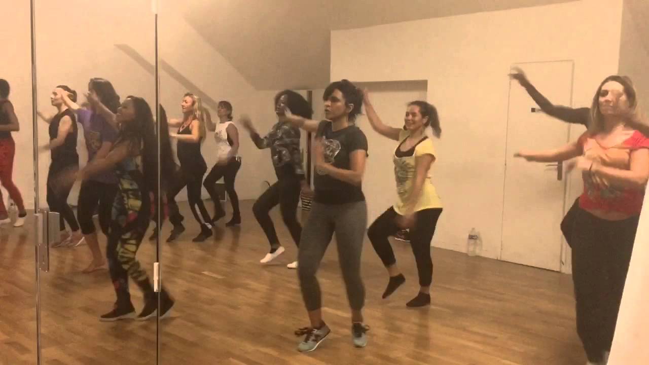Cours de Samba avec Davina : les PARADINHAS