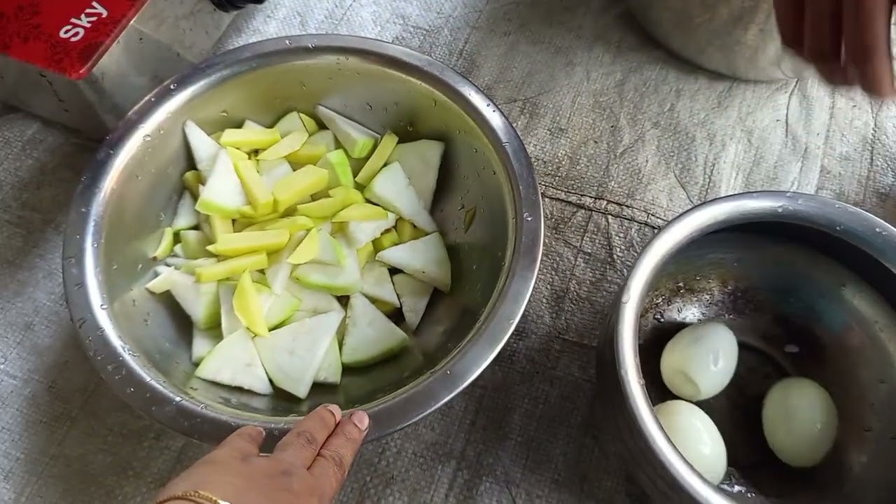 রোজার দিনে আলু  ও  লাউ দিয়ে ডিম রান্না করে খাওয়ালো ছেলে।