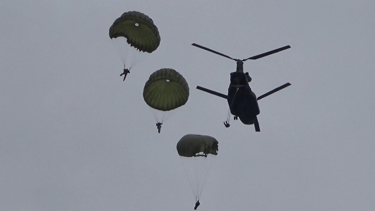 Ρίψη αλεξιπτωτιστών απο Chinook στον Θερμαϊκό-Θεσσαλονίκη (2016)
