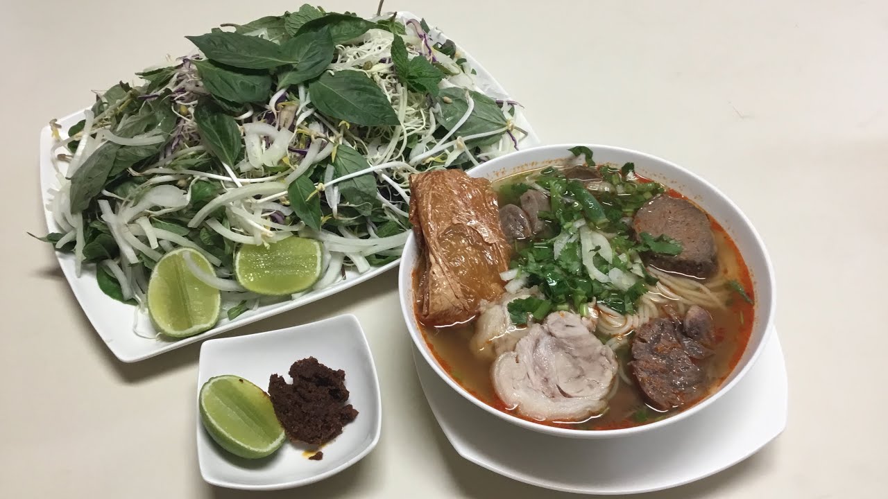 Cách NẤU BÚN BÒ HUẾ nhanh gon lẹ by Bé Bự