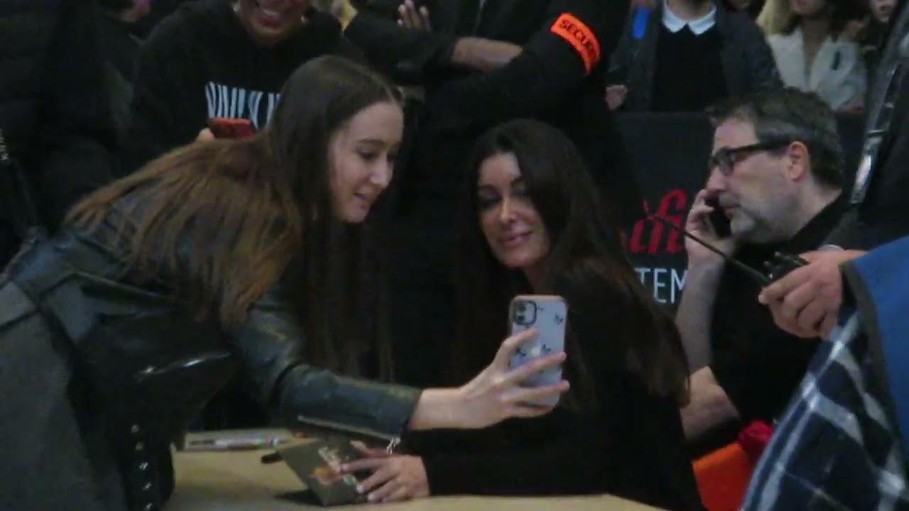 Jenifer ❤️ et ses fans, Partie 10. Les dédicaces et selfies reprennent de + belle après la pause ⏯️