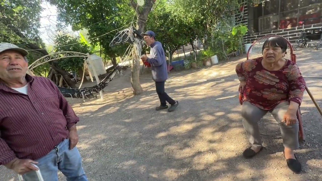 Encuentro a Don Reyes enfermo de su cadera Ivan feliz con sus papitas y soda luego se tomó un trago