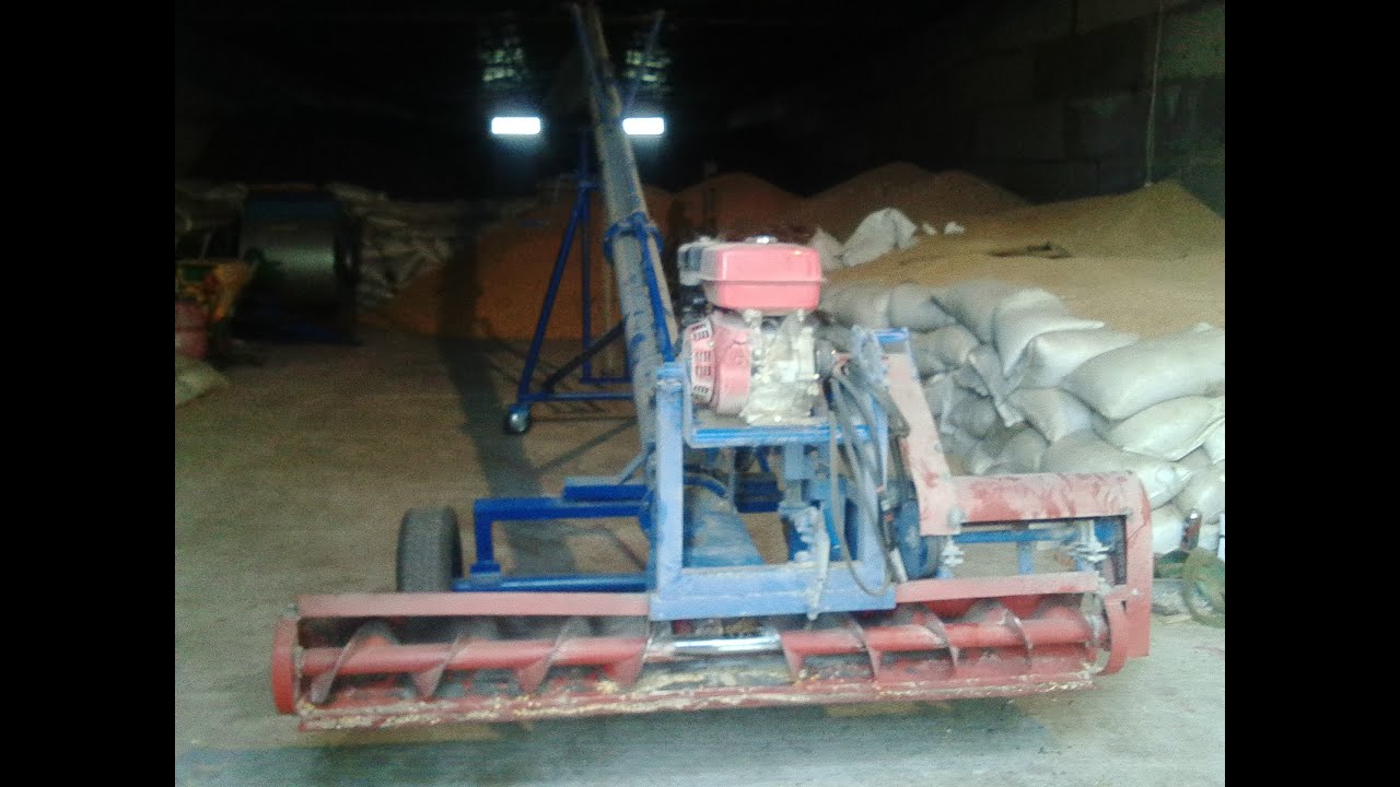 Погрузчик зерна шнековый на бензиновом двигателе /The loader of grain is screw on a petrol engine