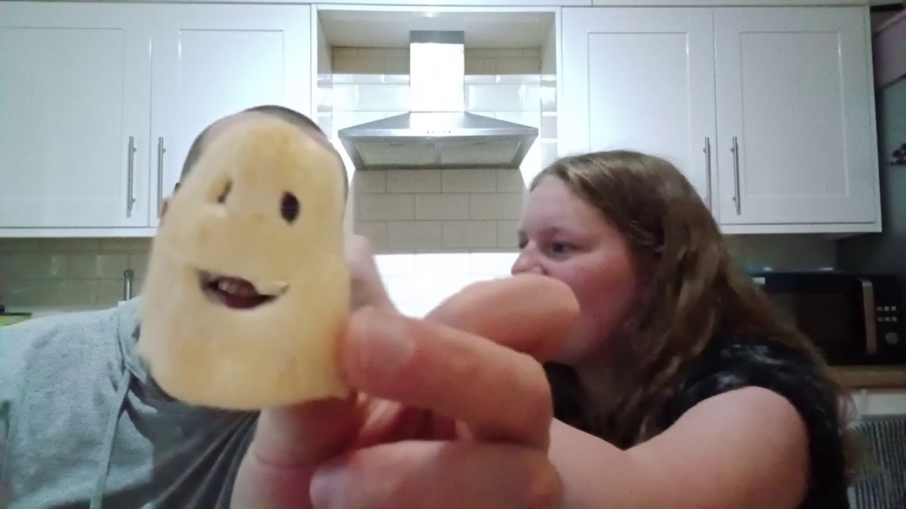 British Dad & Daughter taste and rate Polish snacks.  Tournament Round 2.