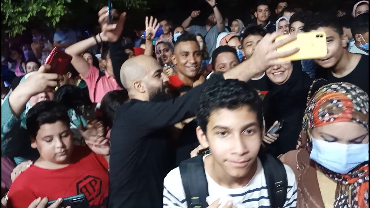١٦ أكتوبر، ٢٠٢٠  هجوم الناس لحظة خروج محمد حسن والنمر في افتتاح مطعم احمد حسن وزينب 😞