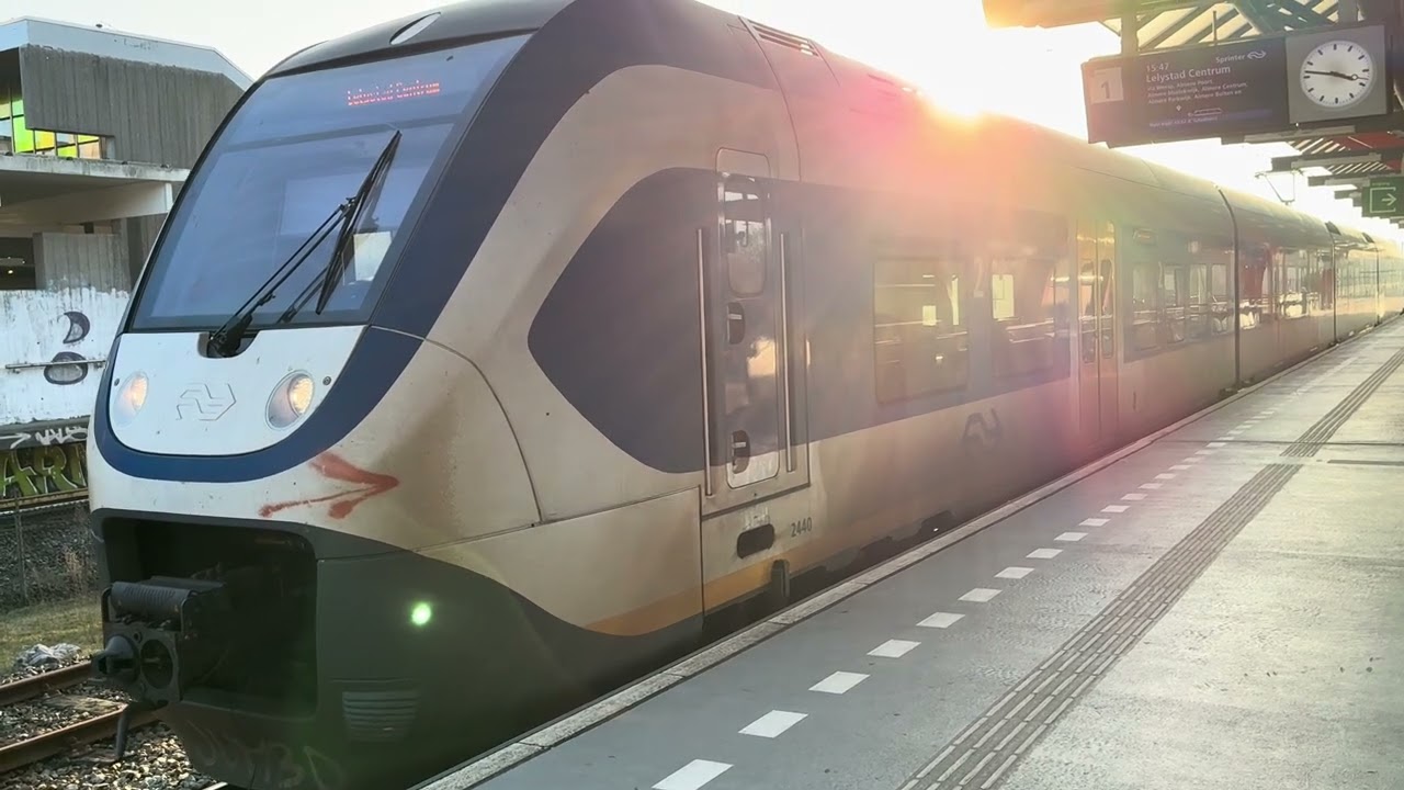 Vertrekt de SLT 2440 op Station Diemen Zuid 