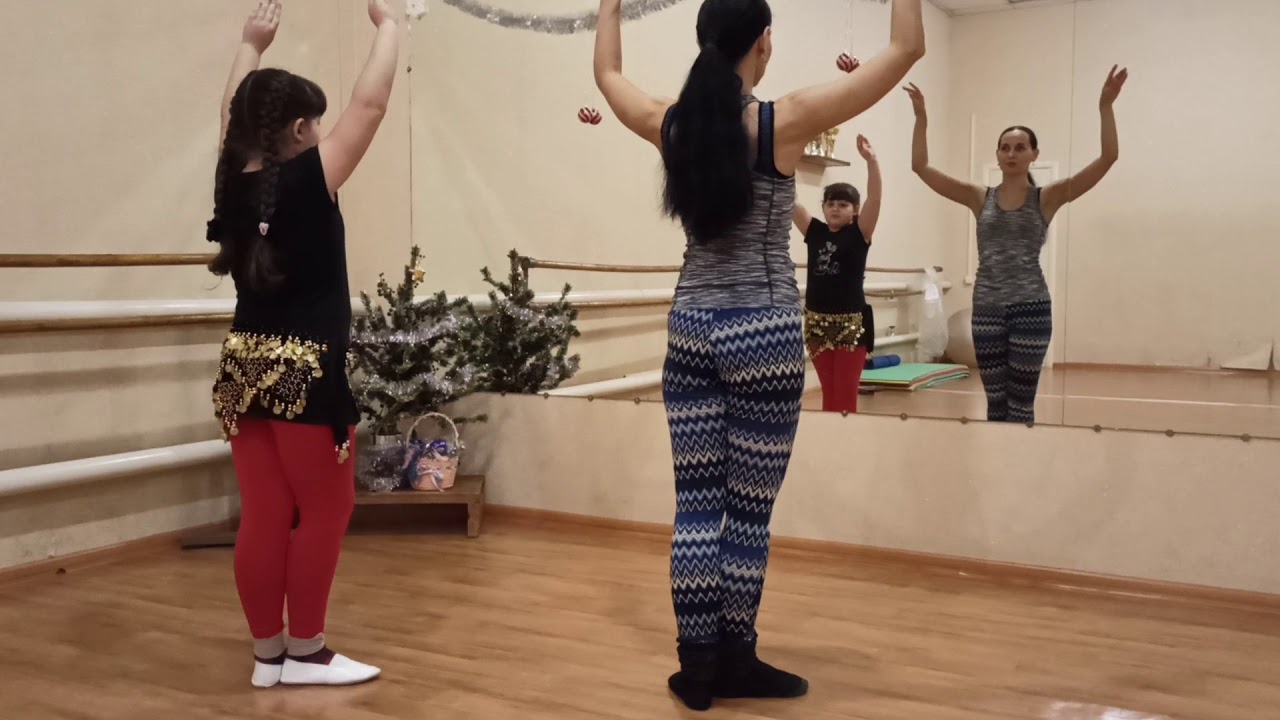 Детский урок. Пластика рук в восточном танце.