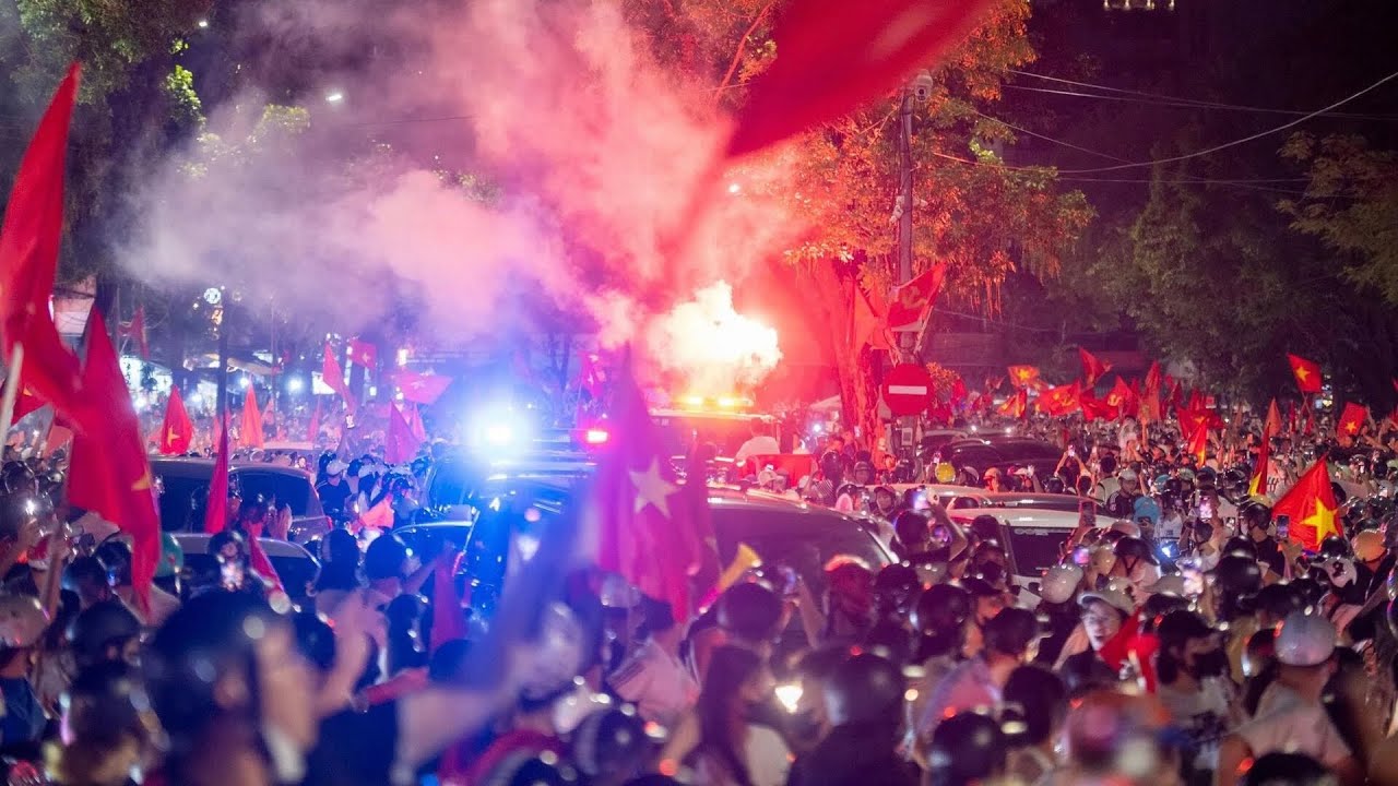 Màn trẩy hội của người hâm mộ bóng đá tại TP. HCM sau khi U23 Việt Nam vào bán kết