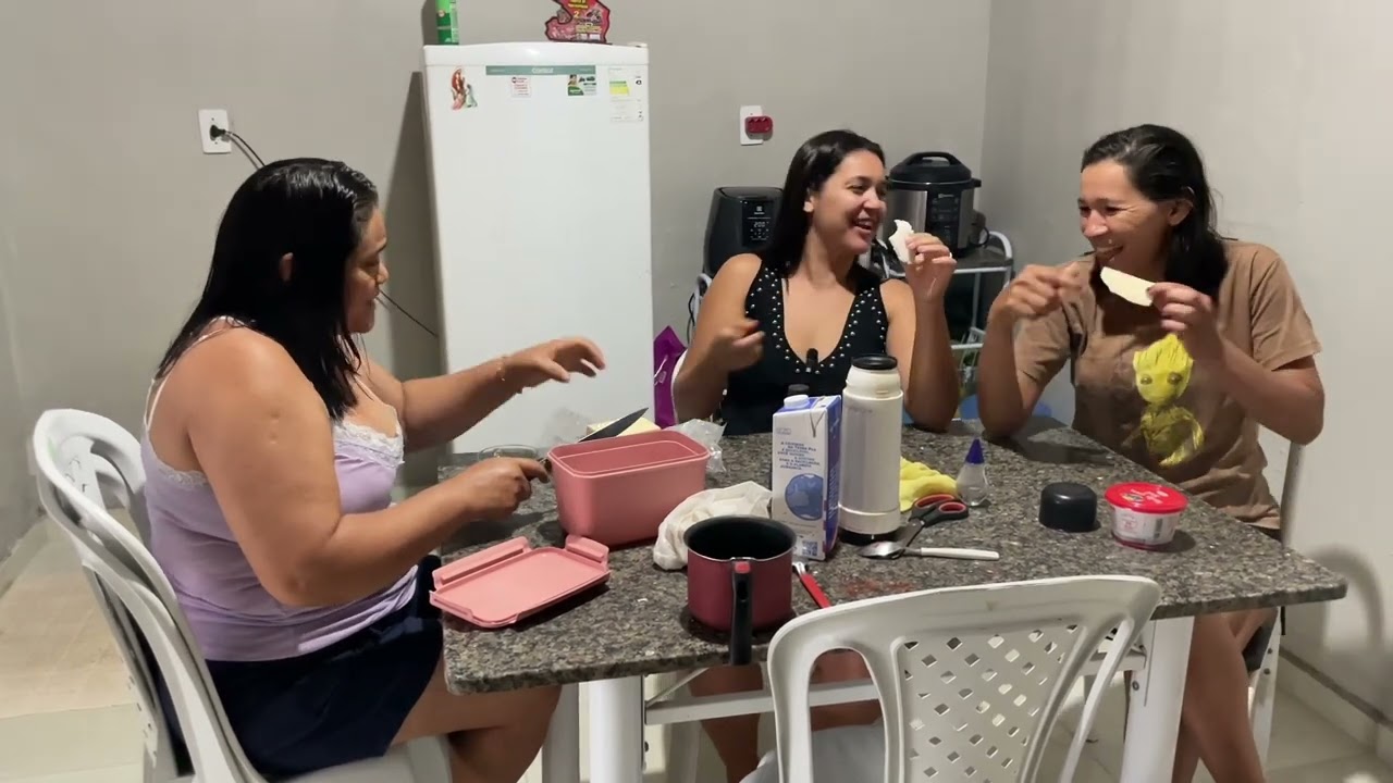Claudinha não perde uma oportunidade de fazer uma fofoca