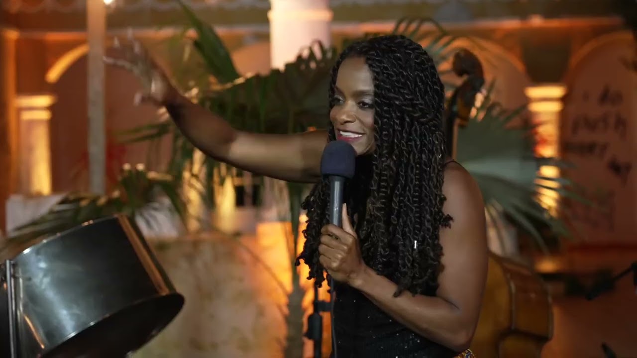 Tula Leeft Izaline Calister zingt op plantage Zuurzak