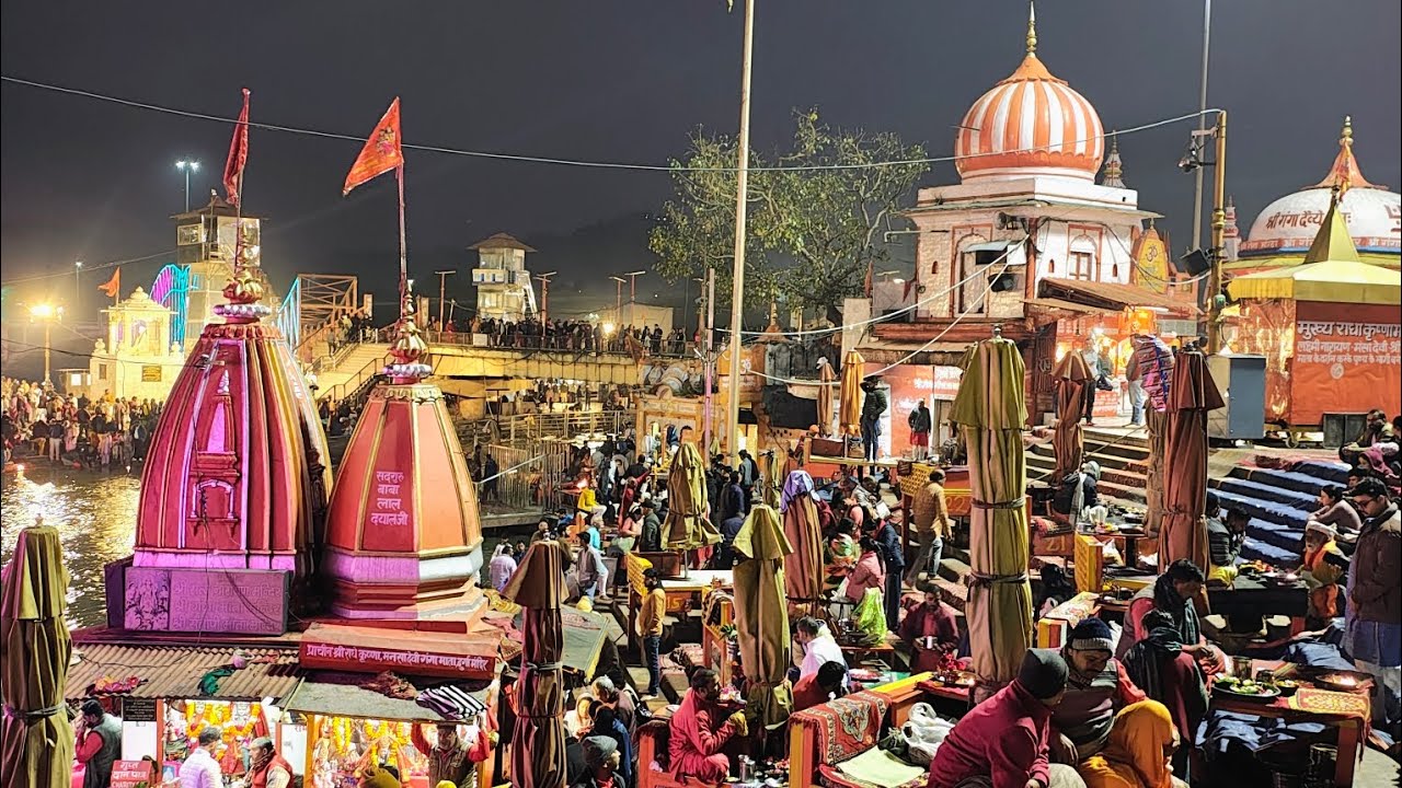 Aarti Seva by bhakts in Ma Ganga Aarti on Har ki pauri in Haridwar 