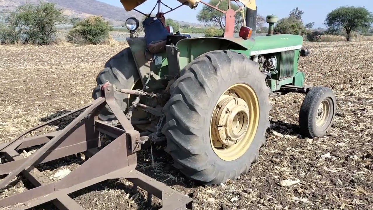 jonh deere 2020 con rastra de picos