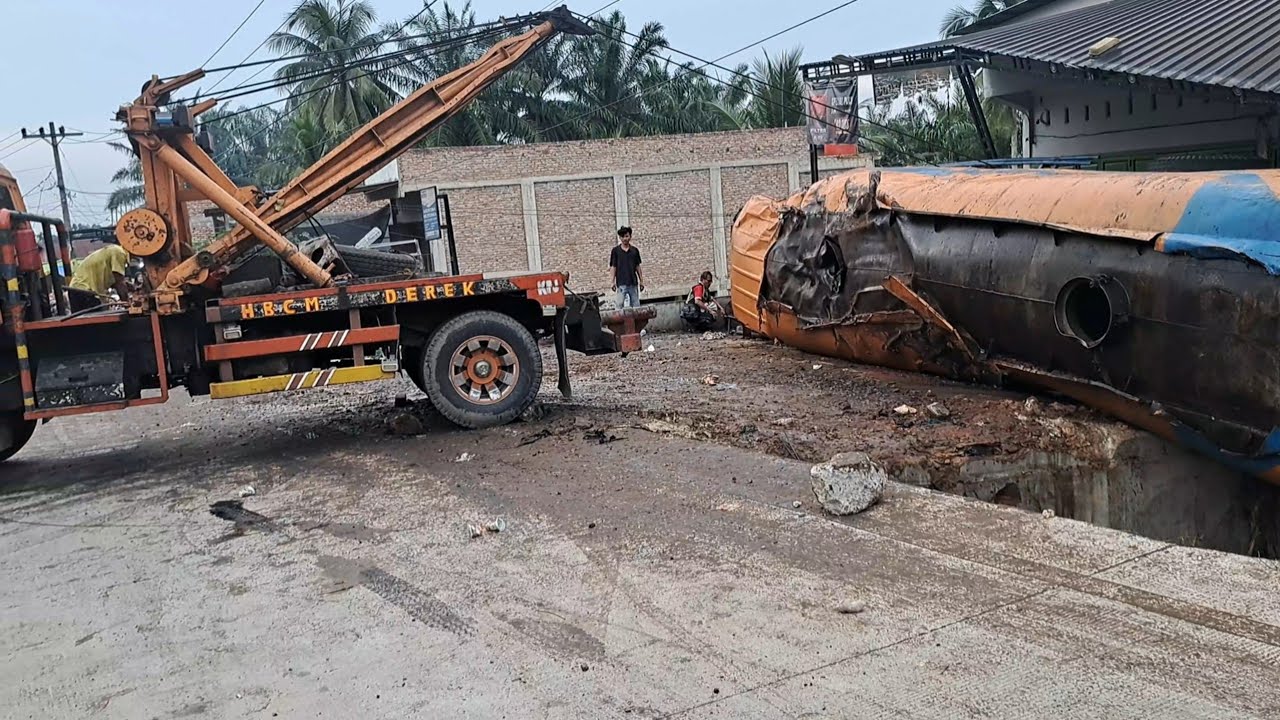 Perjuangan Sopir Truck || Evakuasi Truck Pakai Derek Dan Crane Kato Di Bukit Kodok