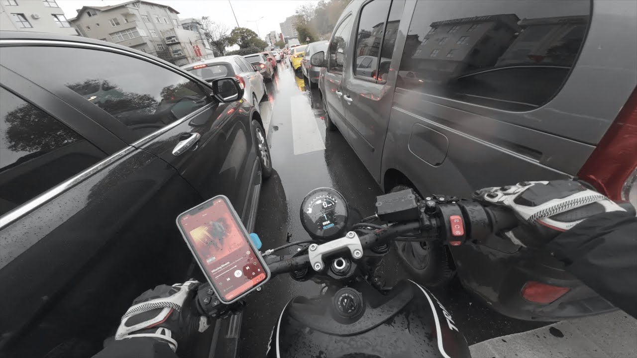 Triumph Trident 660 - Yağmur ve sabah trafiği