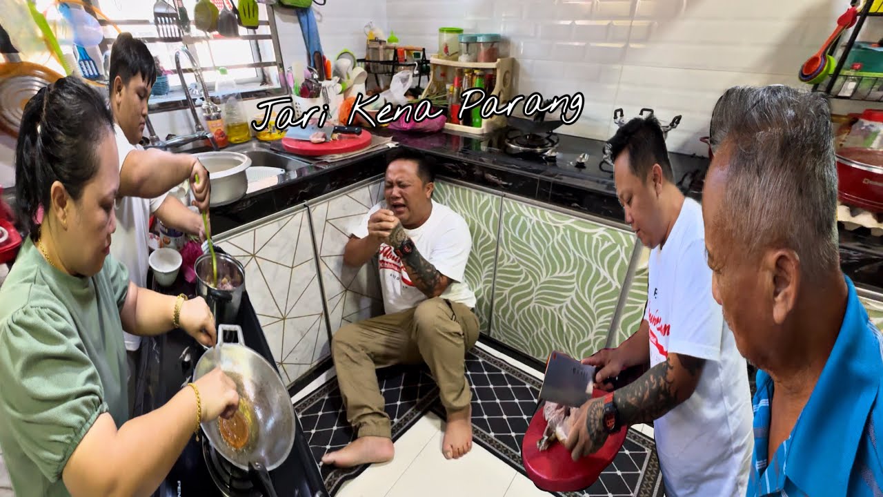 PRANK !!! Jari Putus Kena Parang // Justin Masak Babi Hutan Di Dapur Indai Bachang…//
