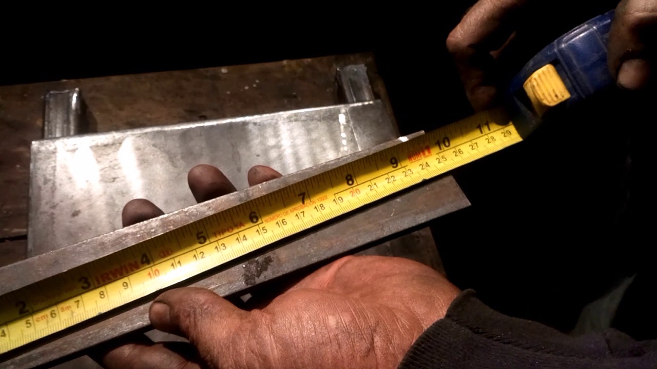 Haciendo maquina, metálica para hacer tortillas.