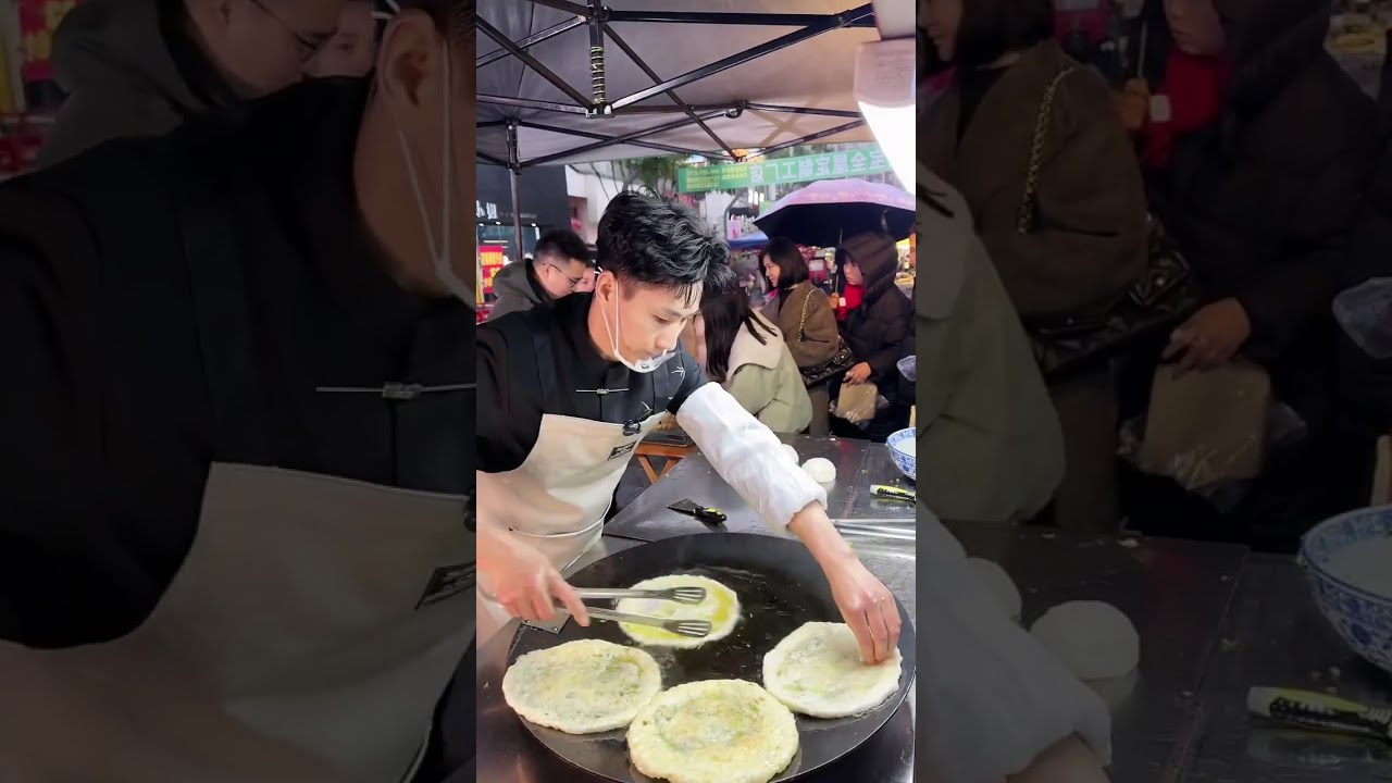 破防了！为这口5元的街边葱油饼，我愿意排长队！帅哥做饼的手法超娴熟，饼大到怀疑人生，真的顶饱！#路边摊美味