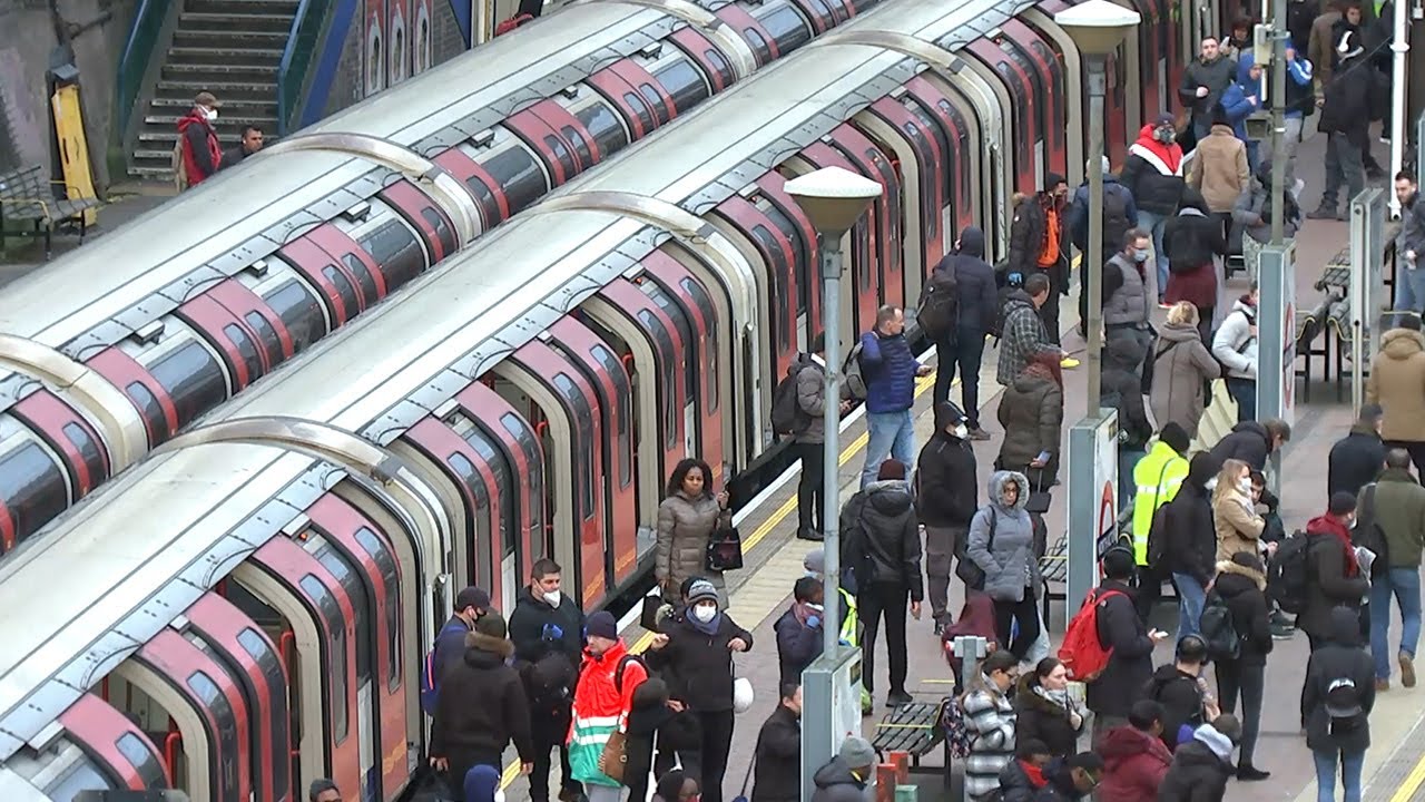 UK lockdown: Commuters continue to pack platforms a week on