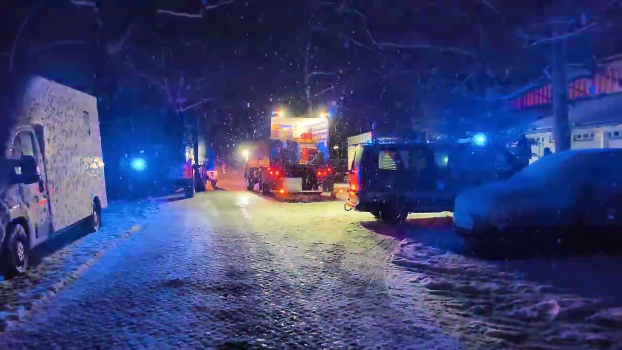 THW richtet Notunterkunft ein.