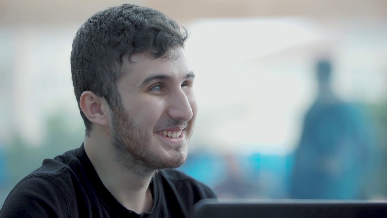 Microsoft Öğrenim Araçları Görme Engelli Öğrencilerin ve Eğitmenlerin Hayatlarını Dönüştürüyor