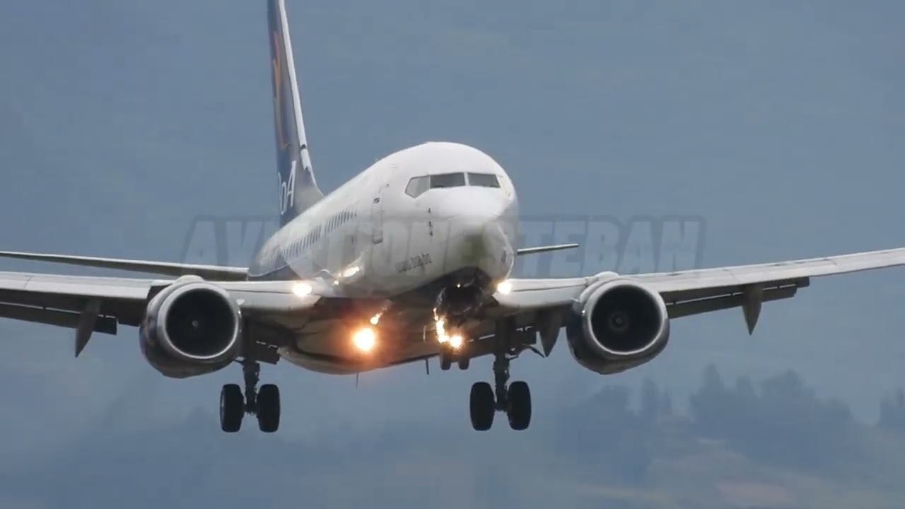 Boeing 737 -700 Boliviana CP-2924 aterriza en Cochabamba arribo de Trinidad.