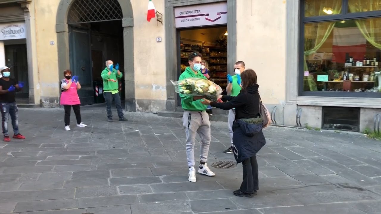 Guarisce dal Covid-19, l'emozionante accoglienza dei colleghi