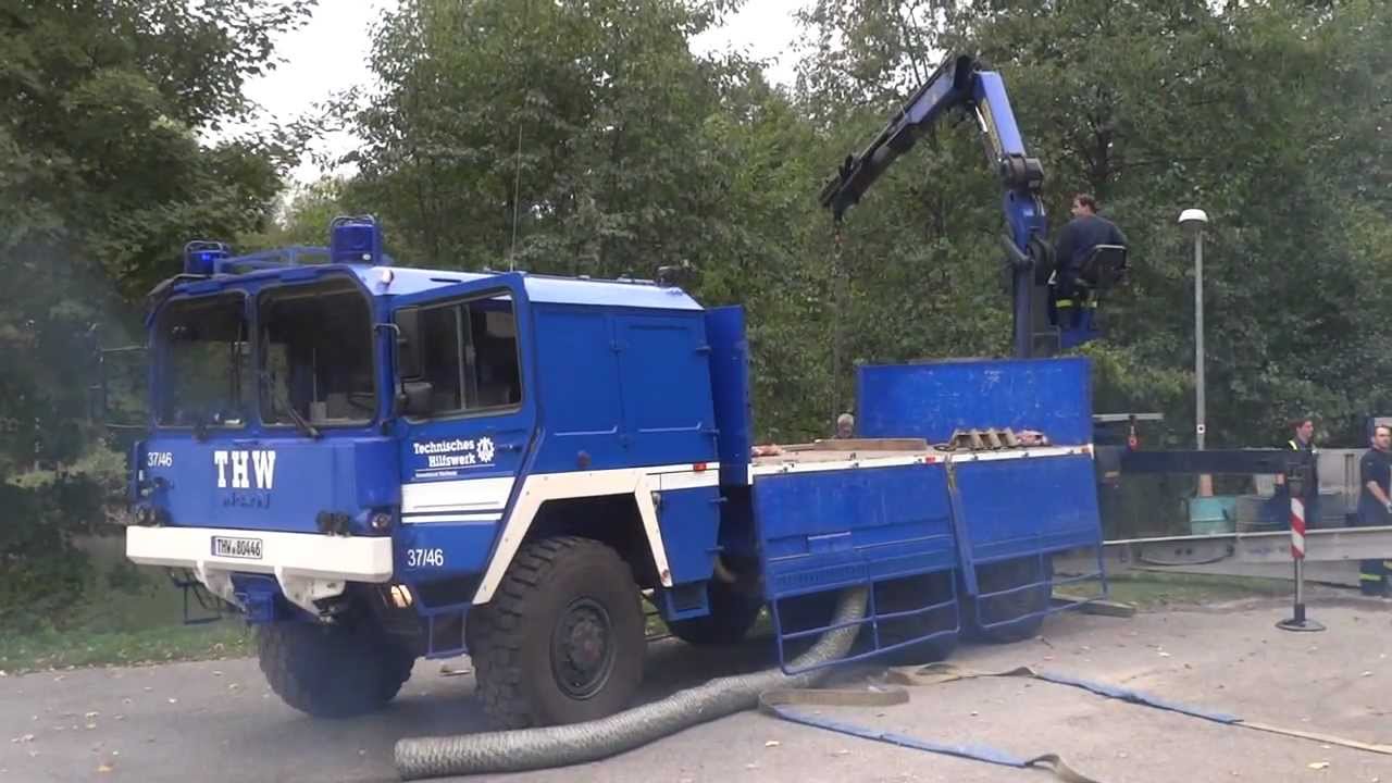 THW Kran beim Erbauen von einer Pontonbr&uuml;cke / Wertheim