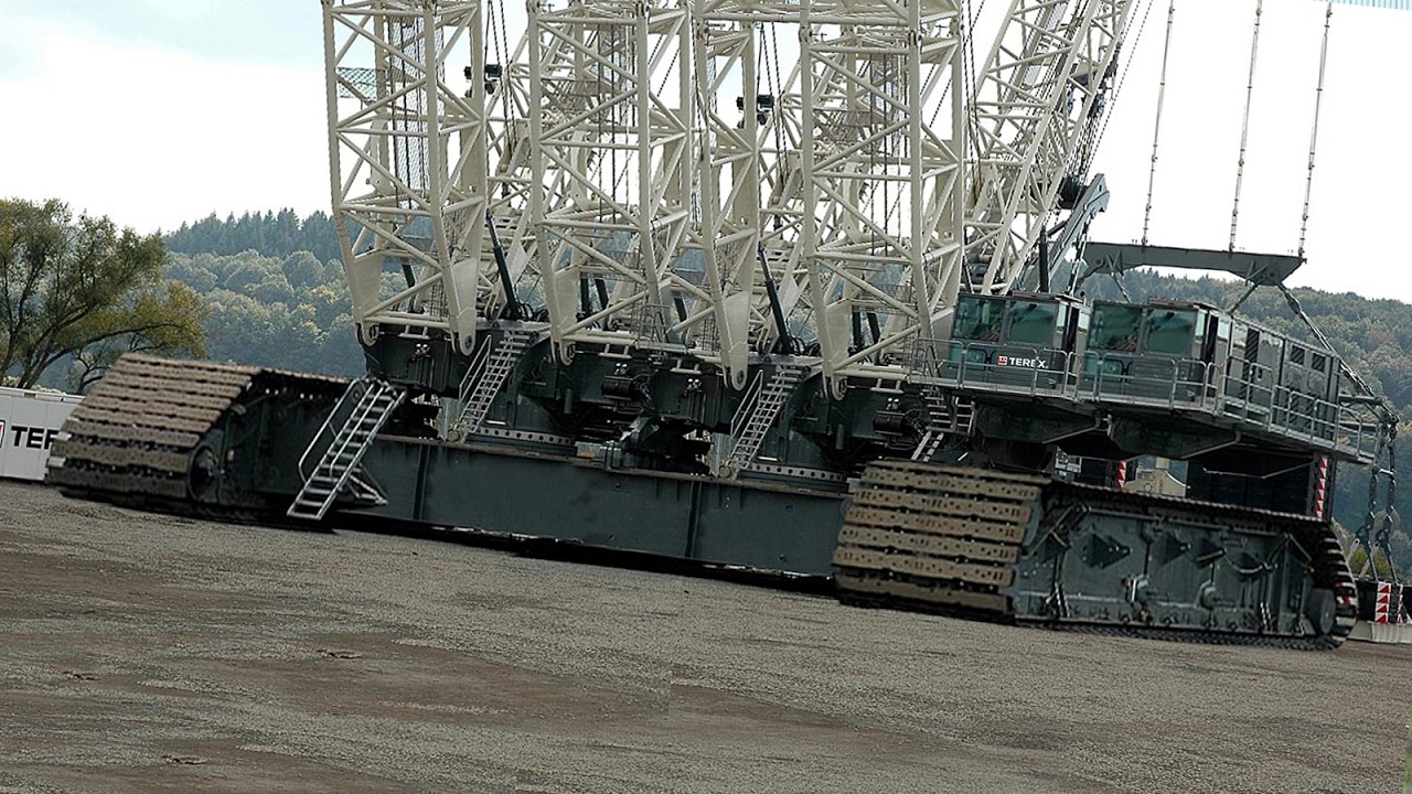 INSANE! World’s Largest Crawler Crane in 2025