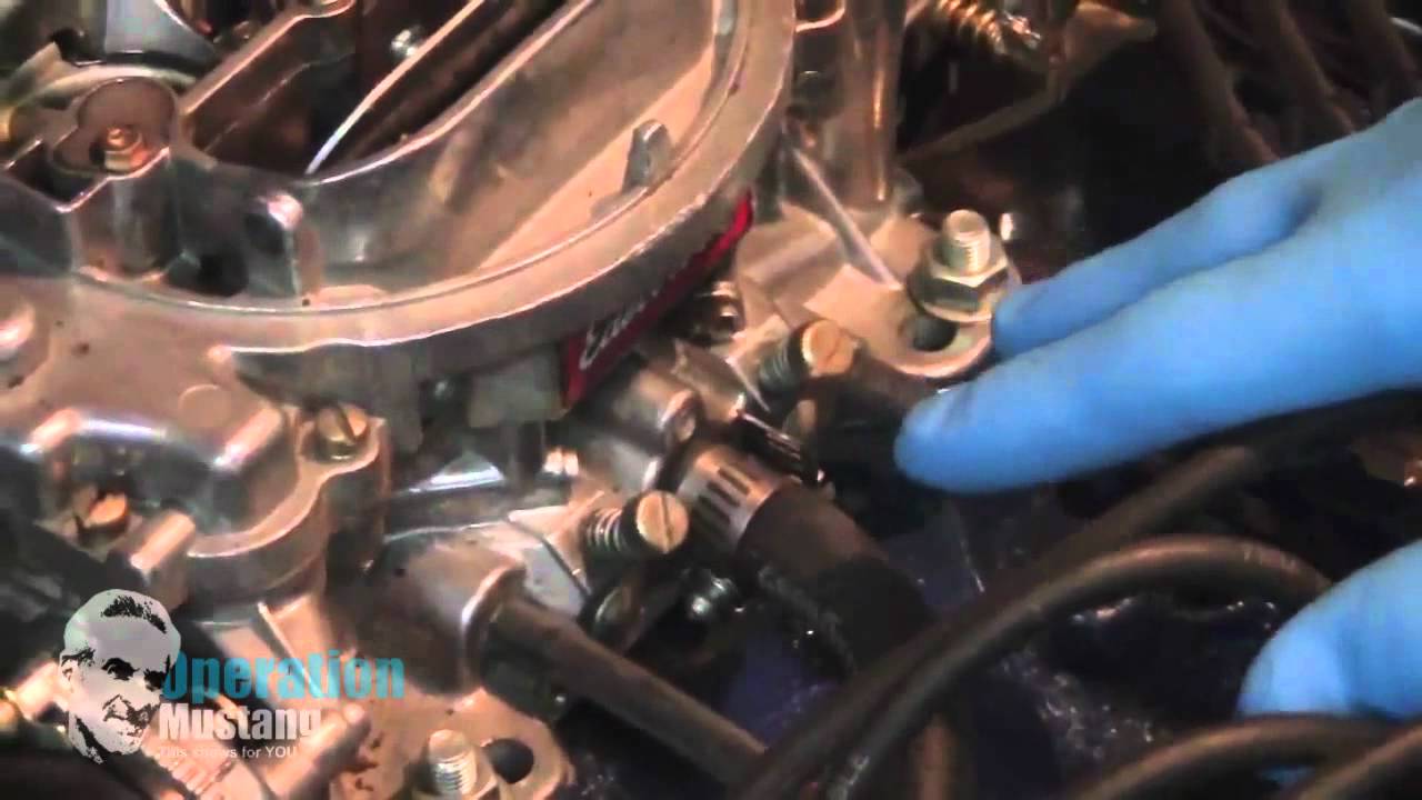 Отрегулируйте винты смеси газа и холостого хода на карбюраторе Edelbrock