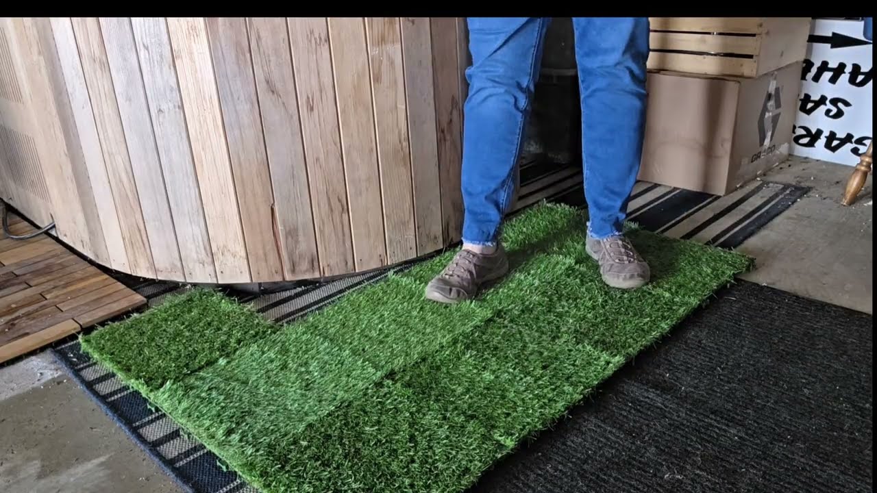 Interlocking Artificial Grass Tiles for Outdoor and Indoor Use, Self-Draining, Sunlight-Resistant