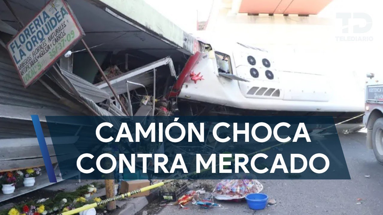 Camión impacta tres negocios y deja dos comerciantes lesionados en Monterrey