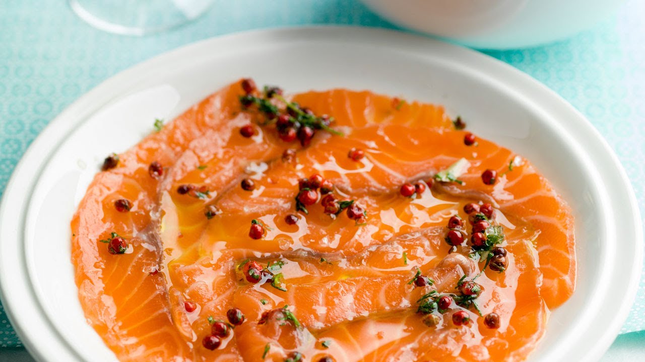 Gemarineerde rauwe zalm met aardappel in de schil in zoutkorst