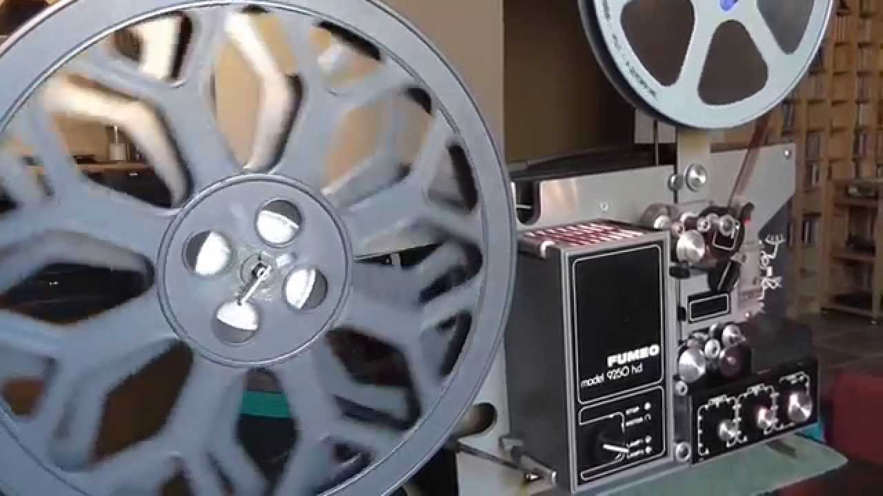 Proiettore 16 MM. Fumeo 9250 HD mentre proietta un corto Warner Eastmancolor