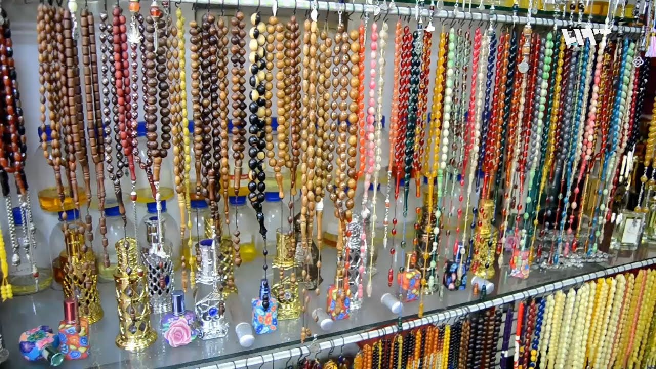 بأدوات بدائية سوري ينشئ معمله الخاص لصناعة المسابيح