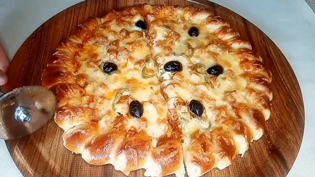 أسهل بيتزا خفة و بنة من أروع ما يكون كيما اللي تتباع بعجينة سحرية 😋 في الوصفة كل طرق نجاح البيتزا 👌