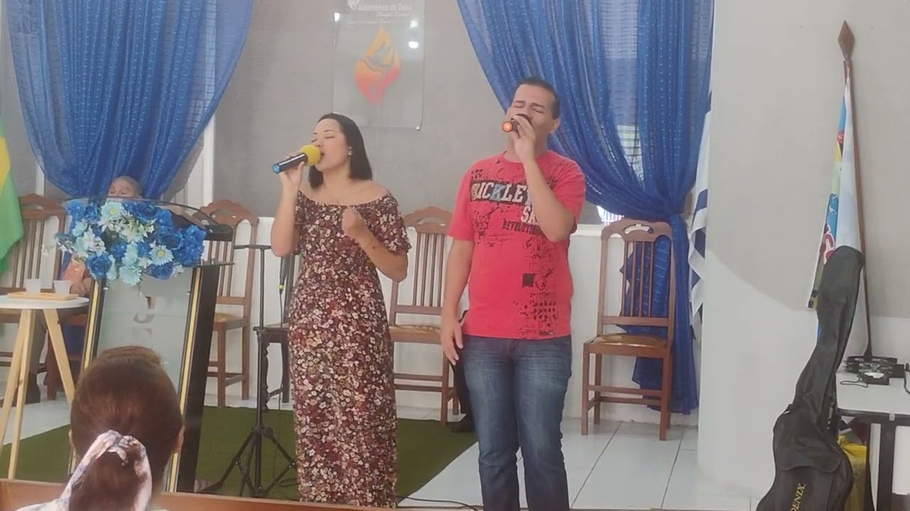 Bruce Melo e Amanda cantam 