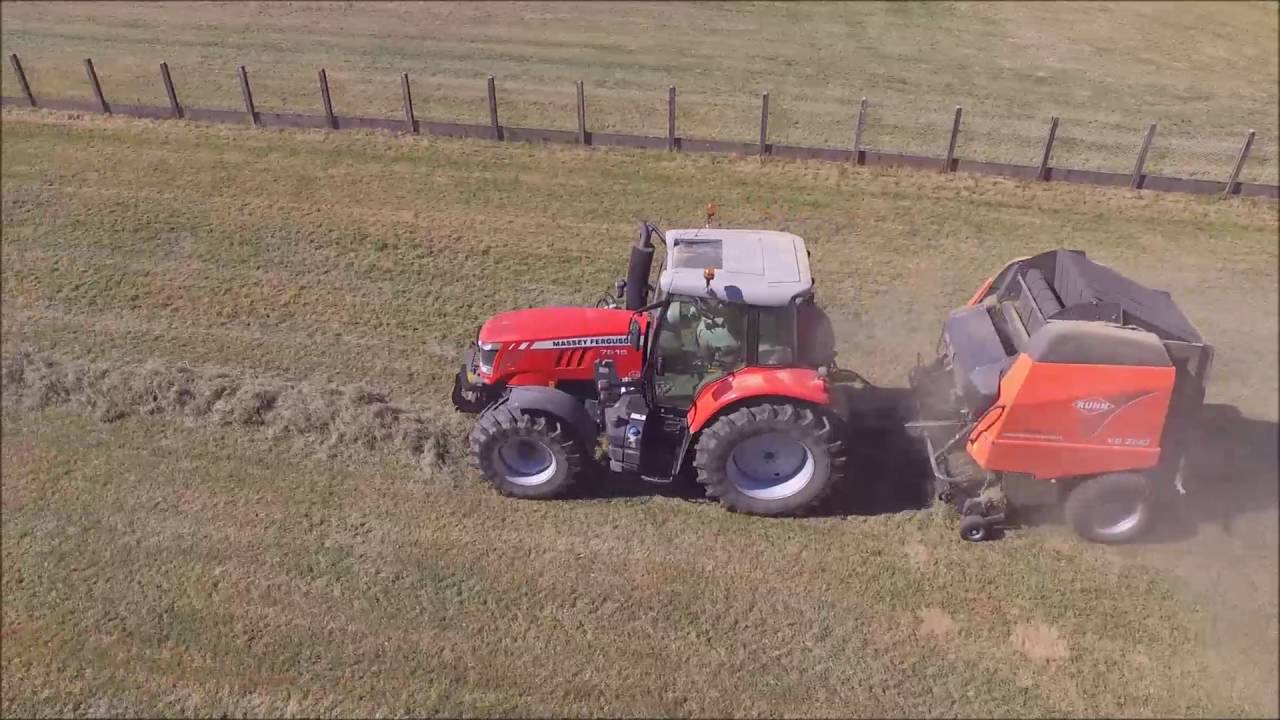 Pressage avec un Massey Ferguson 7615 et une Presse Kuhn