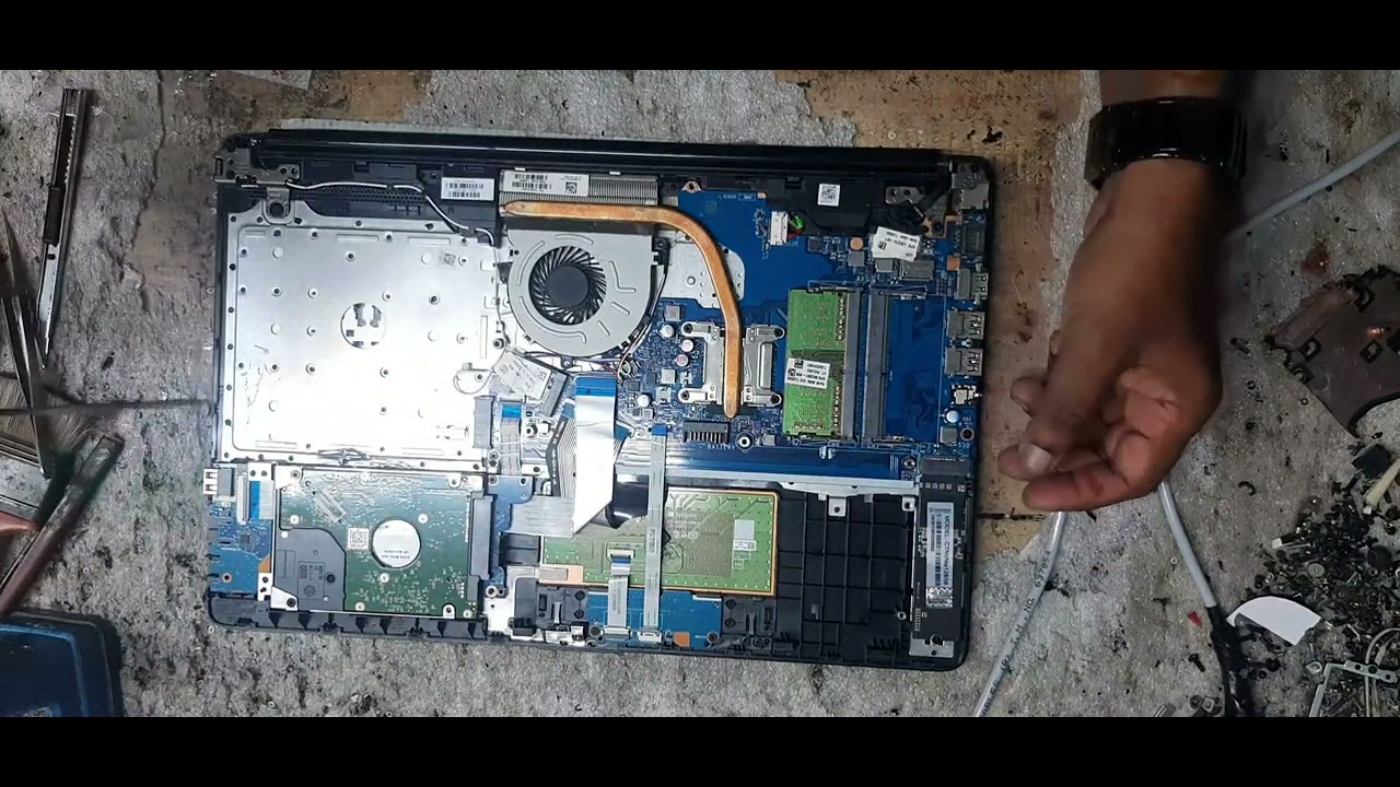 HP 15-da0411 laptop open