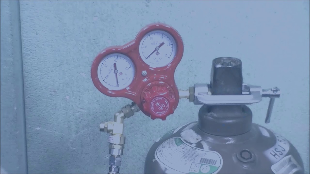 アセチレン調整器の取り付けと容器の開き方