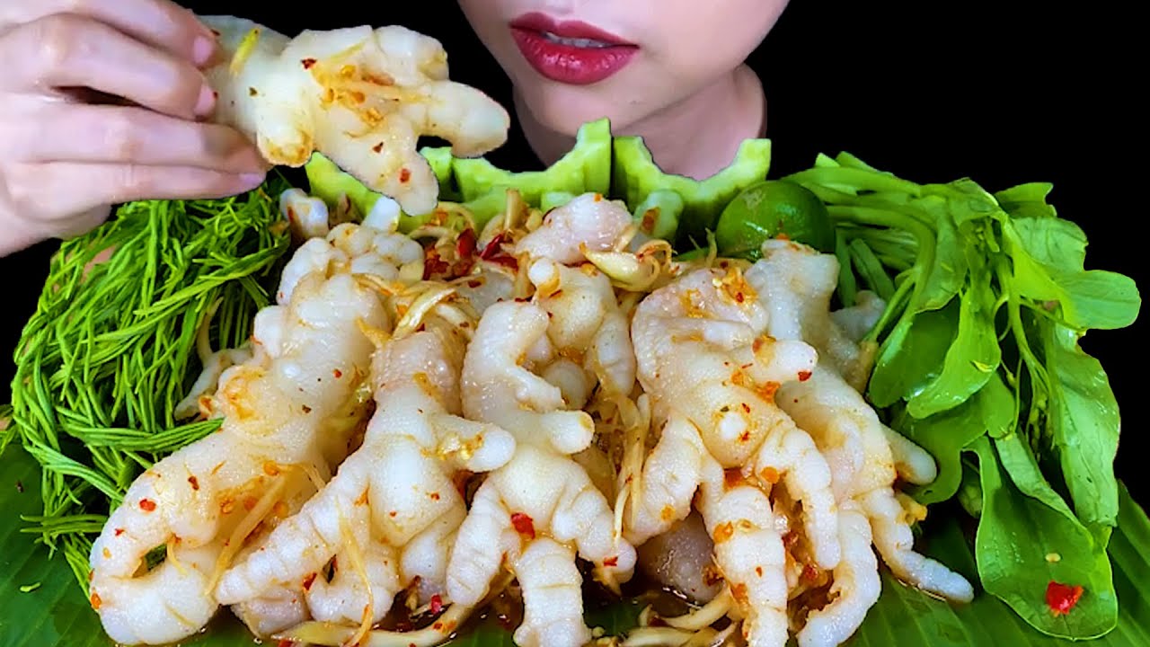 Eating Thai Food ( Papaya Salad With Spicy Boneless Chicken Feet ) Tam Teen Gai
