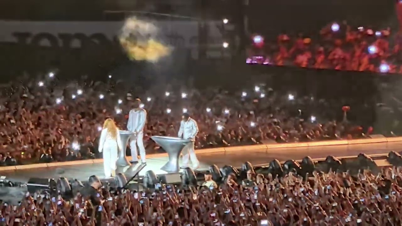 Inicio del concierto de Shakira loba en el tour las mujeres ya no lloran