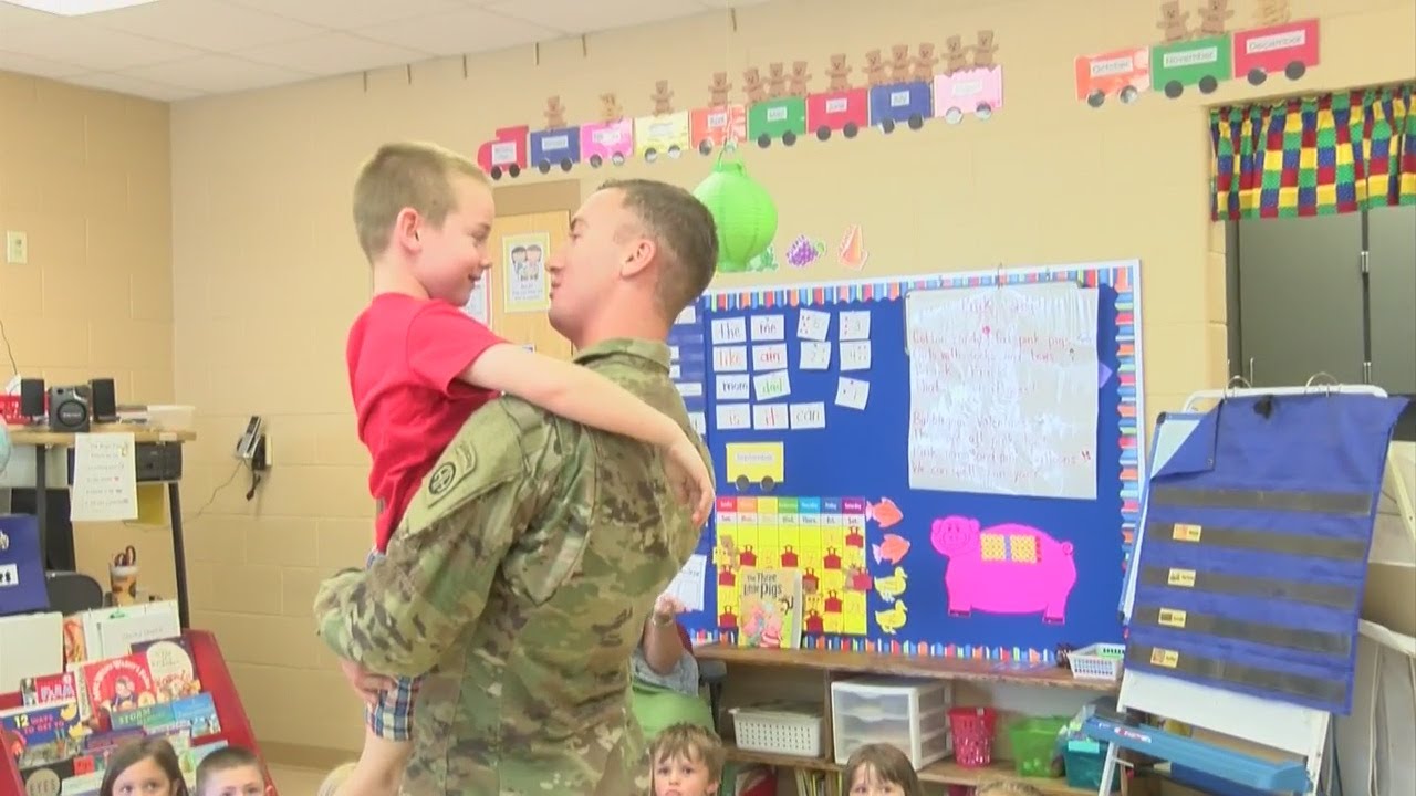 Soldier surprises kindergartener after returning home from Iraq