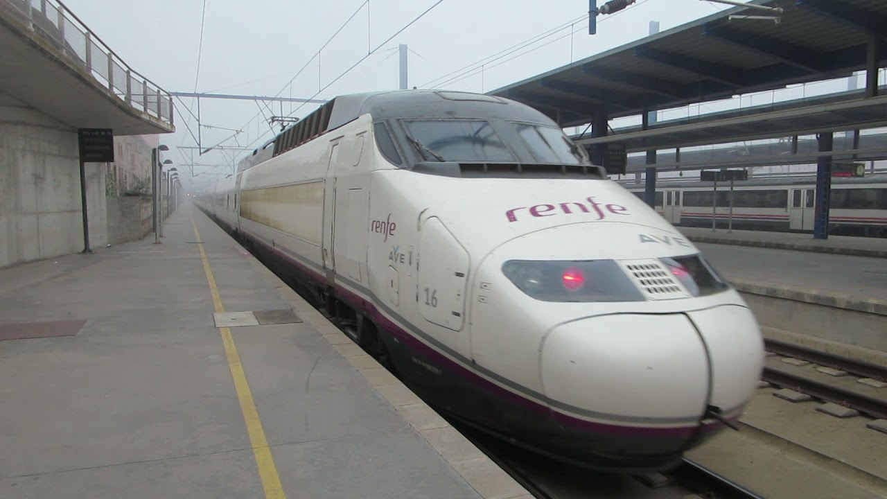 Renfe S-100 AVE saliendo de Lleida Pirineus con niebla