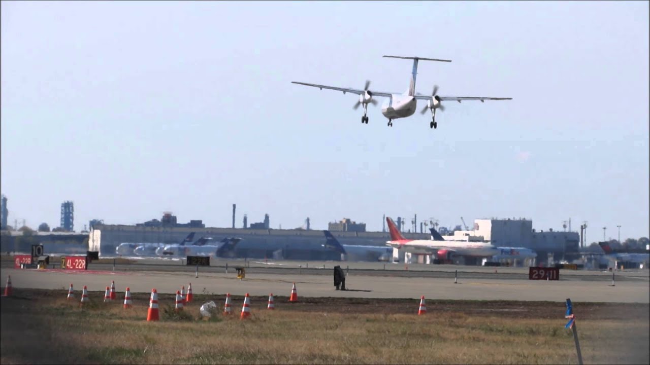 United Express Dash 8 Q200 Landing on RWY22R at Newark Liberty International Airport