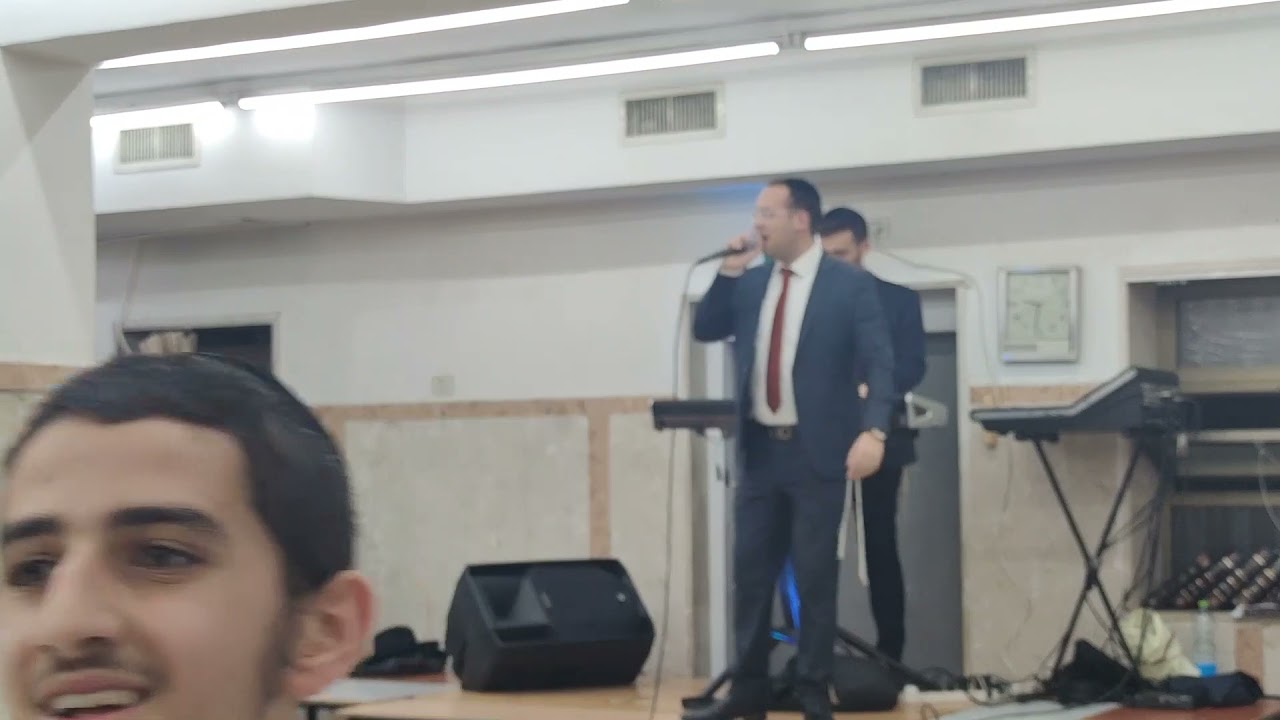 הזמר אלי מילר והקלידן אלחנן מינץ/ שמחת בית השואבה