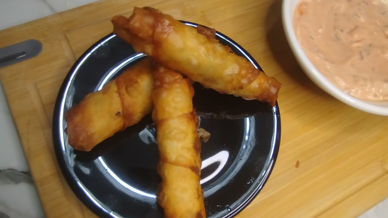 Sigara böreği.Dip soslu cheddarlı kıymalı börek#börek #yemektarifleri #food #keşfet #instagram #meat