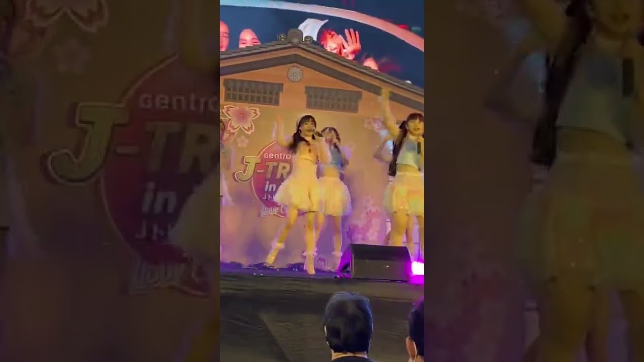 Love Fantasy - Sweat16 (Mahnmook fancam) J-Trend in town 20 Feb 22