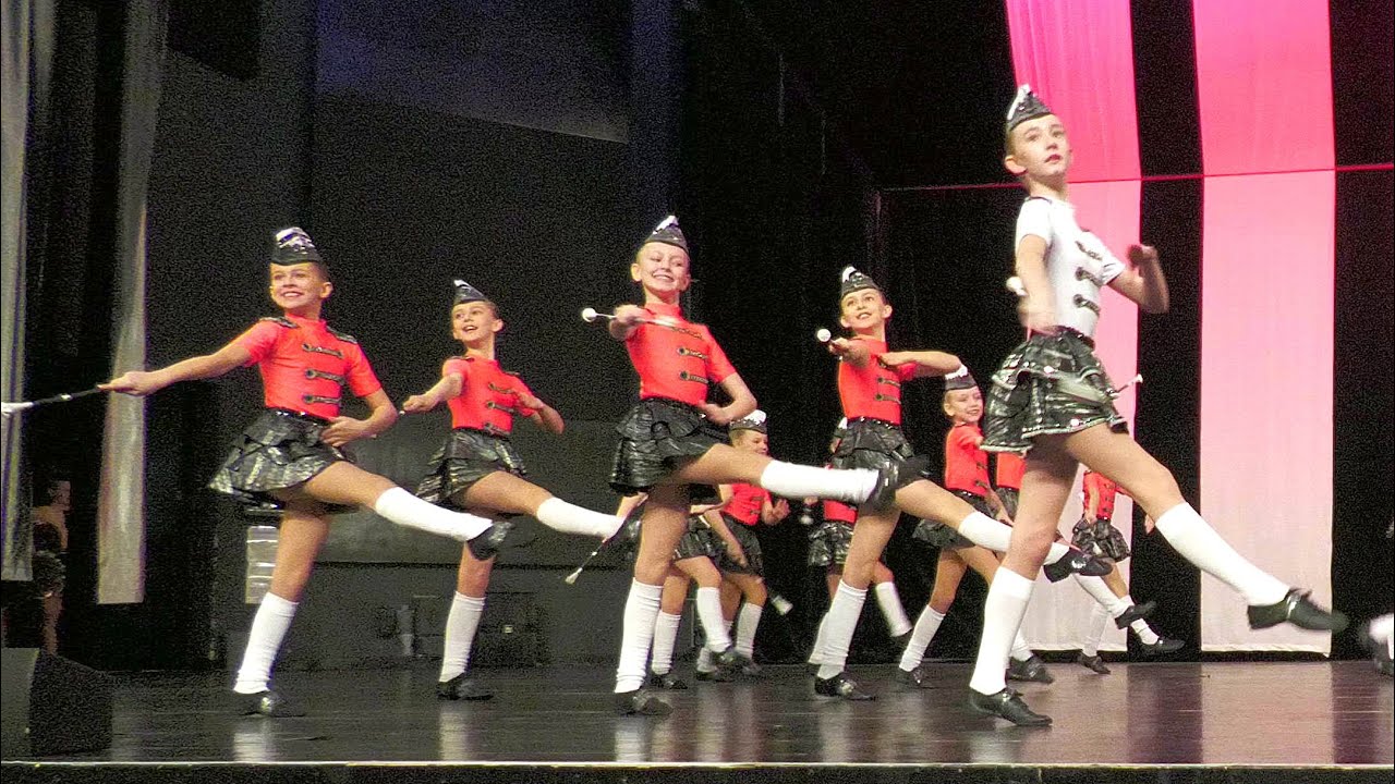 Mażoretki 'MAŁY ZYGZAK' - Czerwionka-Leszczyny / Majorettes / formacja baton kadet / 'Parada 2023'