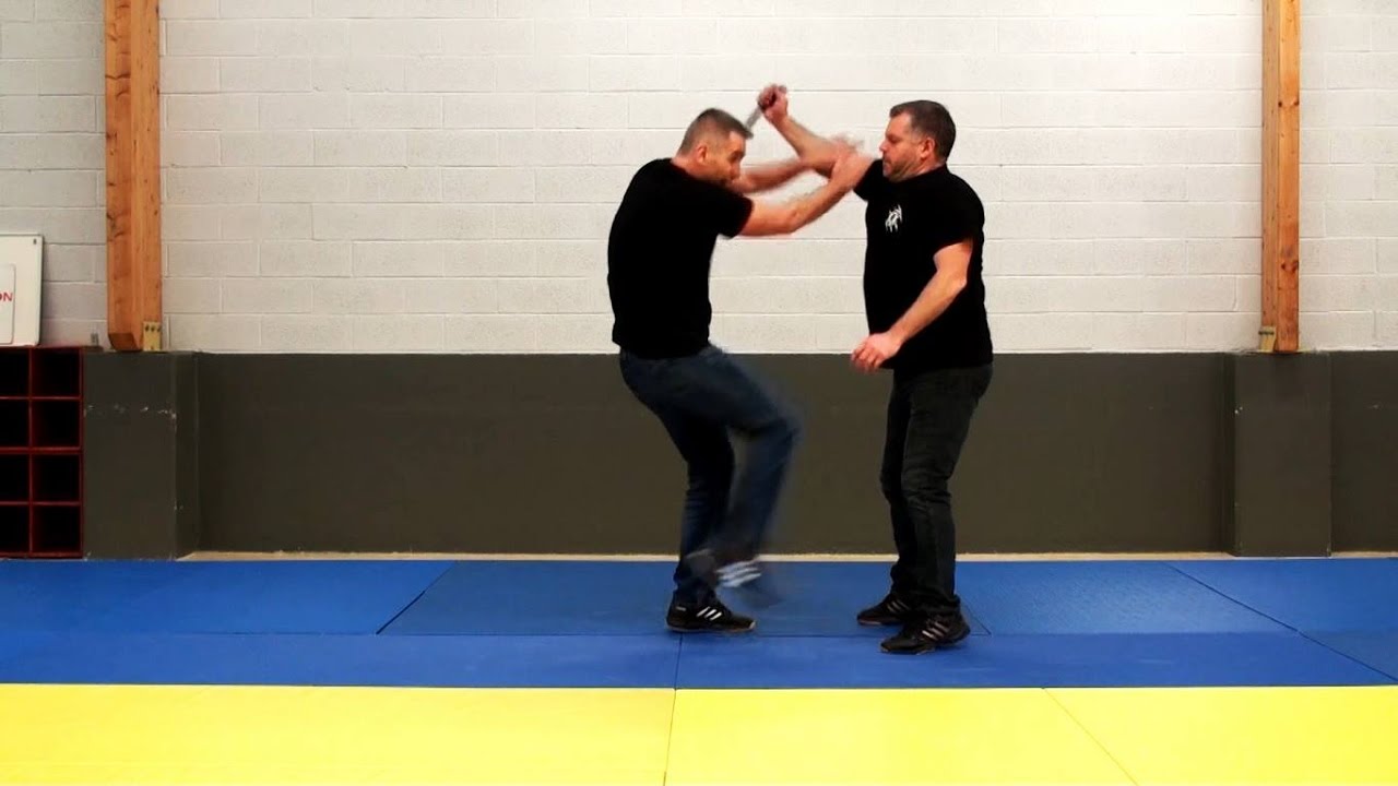#46 : Défense contre une attaque couteau courte distance