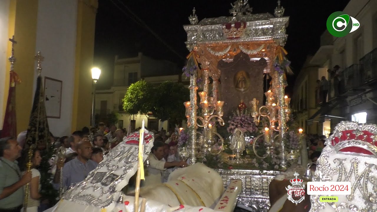 La Hdad. del Rocío de Coria es arropada por multitud de corianos en su entrada al municipio.